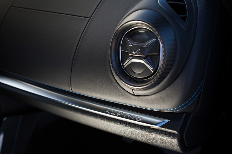 インテリアではなめらかな天然皮革を採用するとともに、車体を形作るアルミニウム、カーボンファイバーといった最高品質の素材を用いた。サベルト製スポーツシートも印象的