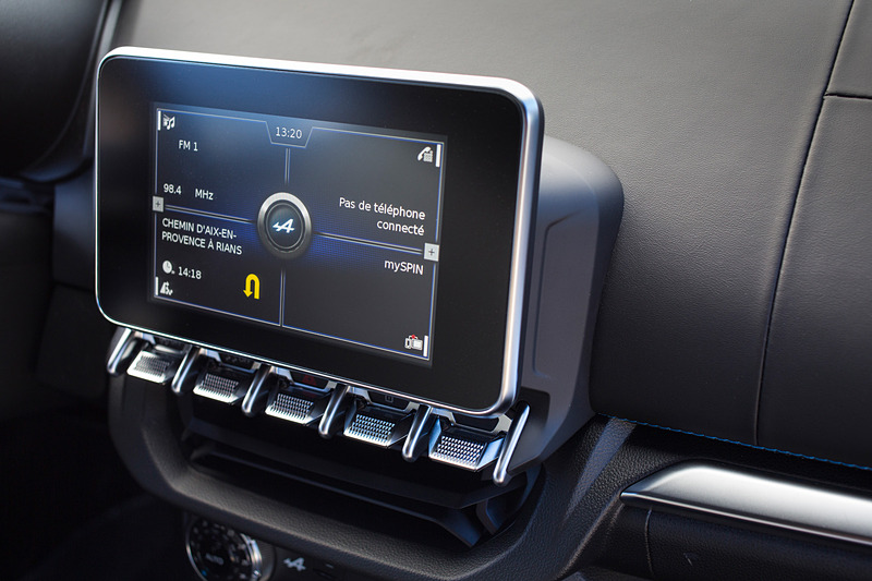 インテリアではなめらかな天然皮革を採用するとともに、車体を形作るアルミニウム、カーボンファイバーといった最高品質の素材を用いた。サベルト製スポーツシートも印象的