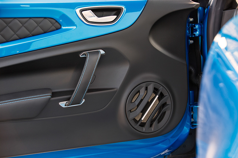 インテリアではなめらかな天然皮革を採用するとともに、車体を形作るアルミニウム、カーボンファイバーといった最高品質の素材を用いた。サベルト製スポーツシートも印象的