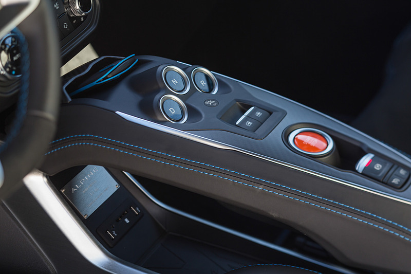 インテリアではなめらかな天然皮革を採用するとともに、車体を形作るアルミニウム、カーボンファイバーといった最高品質の素材を用いた。サベルト製スポーツシートも印象的