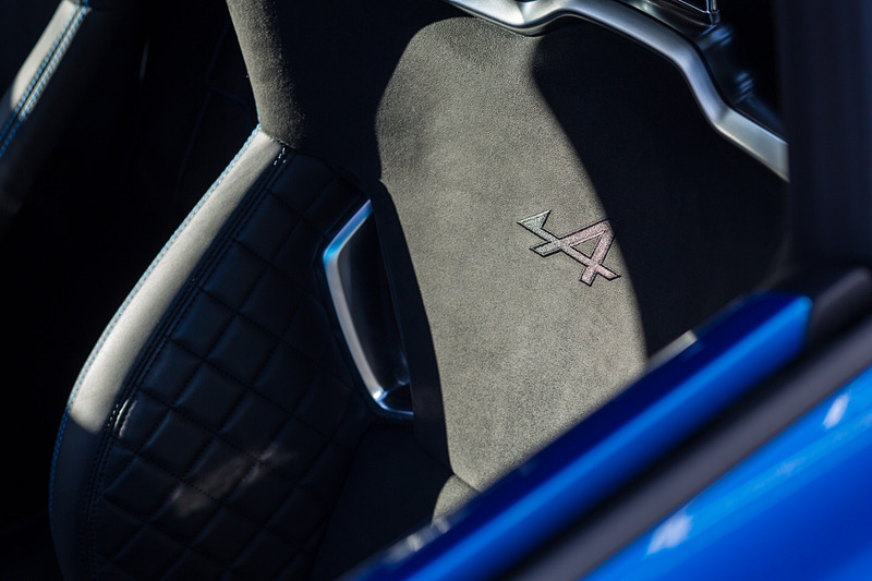 インテリアではなめらかな天然皮革を採用するとともに、車体を形作るアルミニウム、カーボンファイバーといった最高品質の素材を用いた。サベルト製スポーツシートも印象的