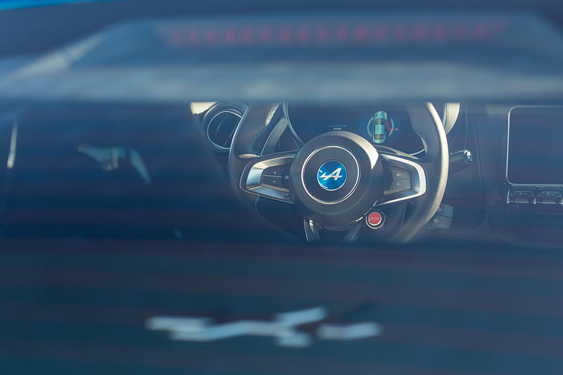 インテリアではなめらかな天然皮革を採用するとともに、車体を形作るアルミニウム、カーボンファイバーといった最高品質の素材を用いた。サベルト製スポーツシートも印象的