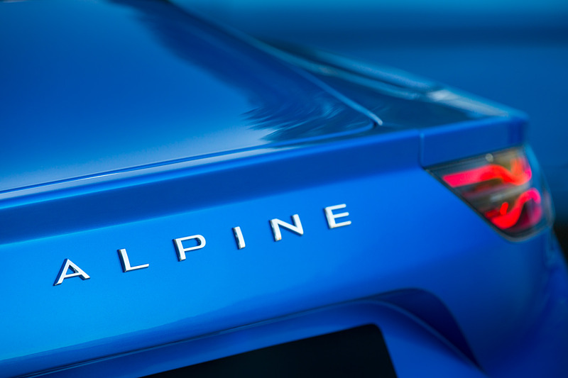 ボディサイズは4205×1800×1250mm（全長×全幅×全高）、ホイールベースは2420mm。足下は軽量なFuchs製の18インチ鍛造ホイールとミシュラン「パイロットスポーツ4」（フロント205/40 ZR18、リア235/40 ZR18）の組み合わせで、その奥にブレンボ製のキャリパー（フロント：アルミモノブロック対向4ピストン、リア：アルミシングルピストン［電動パーキングブレーキ内蔵］）が覗く