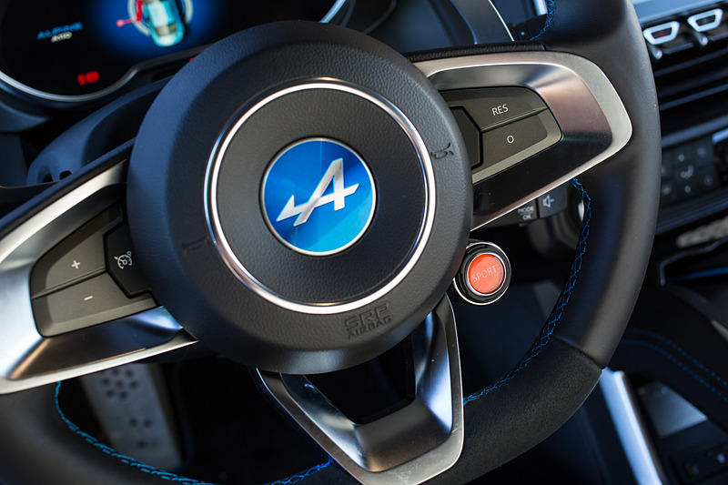 インテリアではなめらかな天然皮革を採用するとともに、車体を形作るアルミニウム、カーボンファイバーといった最高品質の素材を用いた。サベルト製スポーツシートも印象的