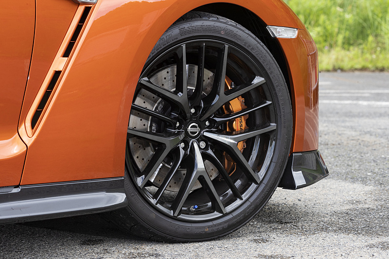 ホイールはレイズ製アルミ鍛造。タイヤサイズはフロント255/40 ZRF20、リア285/35 ZRF20