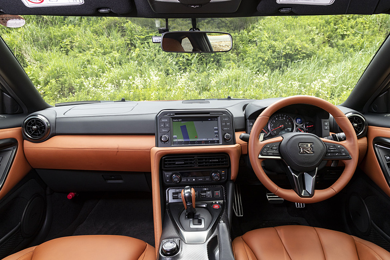 GT-Rのインテリア。撮影車は「Premium edition」モデルのみ選択可能なオプションの「ファッショナブルインテリア」により、シートやインパネ、ステアリング、シフトノブなどが通常のブラックからタンカラーに変更されている。また、全車に標準装備される「NissanConnectナビゲーションシステム」は2018年モデルから「Apple CarPlay」に対応した