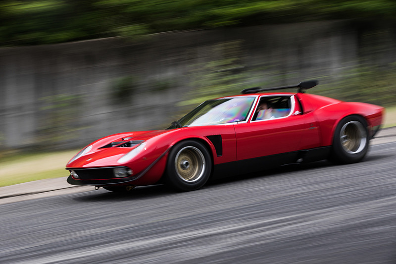 サーキットを走行する「ミウラ SVR」