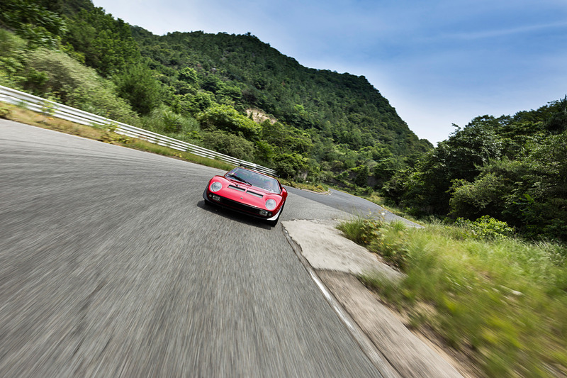 サーキットを走行する「ミウラ SVR」