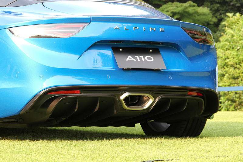 フラットなアンダーボディやリアディフューザーで空力性能を高めるとともに、アルミ製プラットフォームとアルミボディ、アルミ製サスペンション、世界初の電動パーキングブレーキを内蔵したブレンボ製リアブレーキキャリパーなどで車両重量1110kgを実現。足下は軽量なFuchs製の18インチ鍛造ホイールとミシュラン「パイロットスポーツ4」を組み合わせる