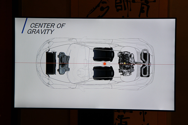 重心点は中央に近い