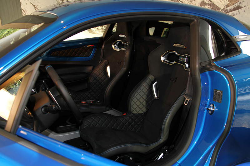 インテリアでは1脚あたり13.1kgという軽量なサベルト製スポーツシートが目を引く