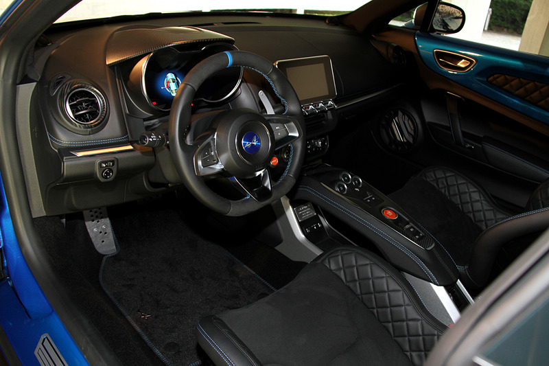 インテリアはレーシーなブラック基調とした