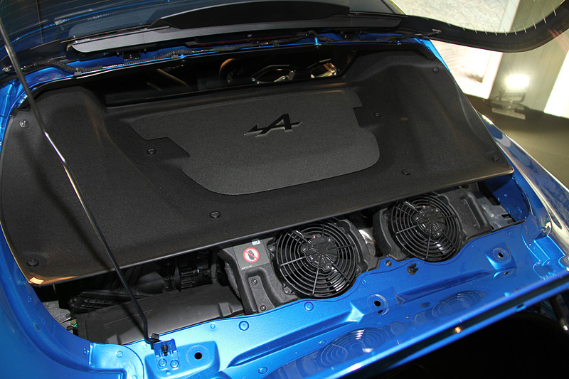 フードで隠れる直列4気筒DOHC 1.8リッター直噴ターボ「M5P」型オールアルミエンジンは、最高出力185kW（252PS）/6000rpm、320N・m（32.6kgf・m）/2000rpmを発生