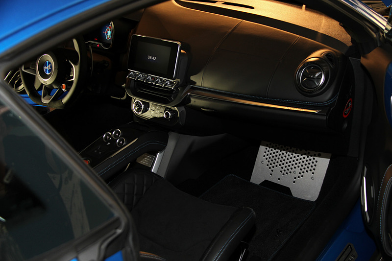 インテリアでは1脚あたり13.1kgという軽量なサベルト製スポーツシートが目を引く