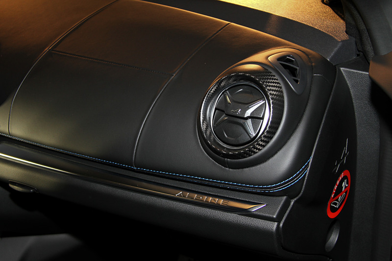 インテリアでは1脚あたり13.1kgという軽量なサベルト製スポーツシートが目を引く