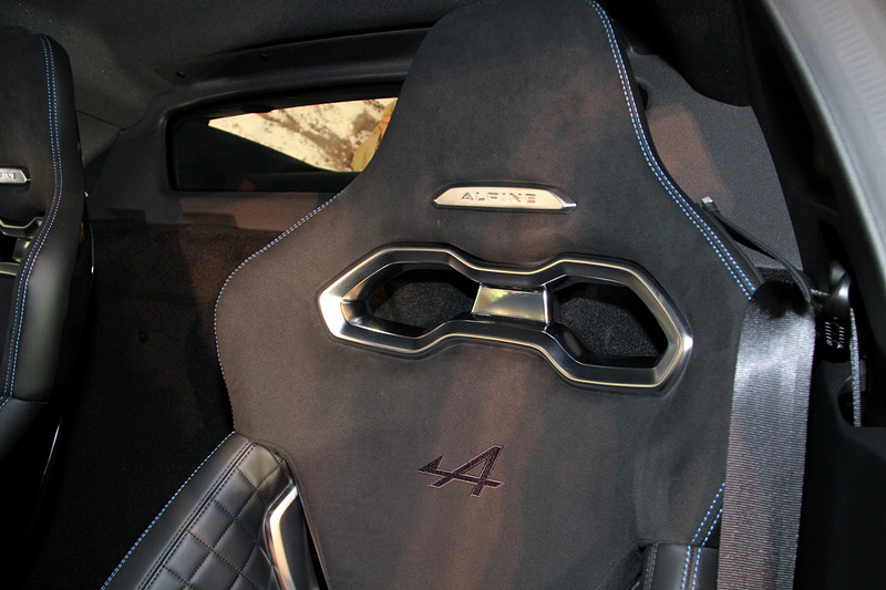 インテリアでは1脚あたり13.1kgという軽量なサベルト製スポーツシートが目を引く