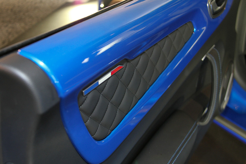 フロント（左）およびリア（右）の収納スペースなど