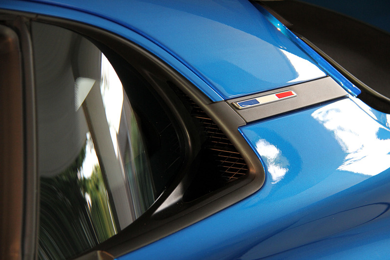 フラットなアンダーボディやリアディフューザーで空力性能を高めるとともに、アルミ製プラットフォームとアルミボディ、アルミ製サスペンション、世界初の電動パーキングブレーキを内蔵したブレンボ製リアブレーキキャリパーなどで車両重量1110kgを実現。足下は軽量なFuchs製の18インチ鍛造ホイールとミシュラン「パイロットスポーツ4」を組み合わせる