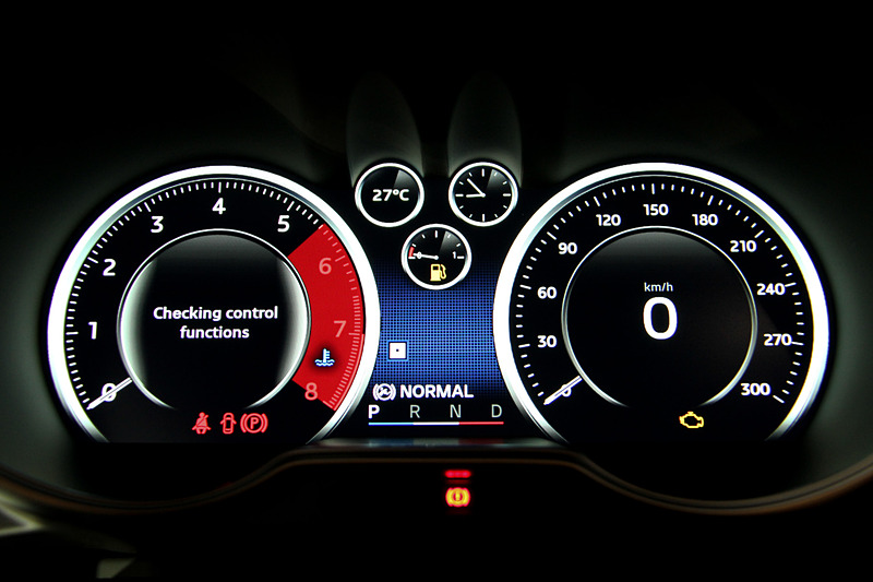 新型A110のフルカラーTFTメーター。走行モードとして「ノーマル」（左）、「スポーツ」（中）、「トラック」（右）の3種類を設定。モードによってスロットルレスポンス、ステアリングのアシスト、ギヤシフトスピード、ESCの設定を変更する