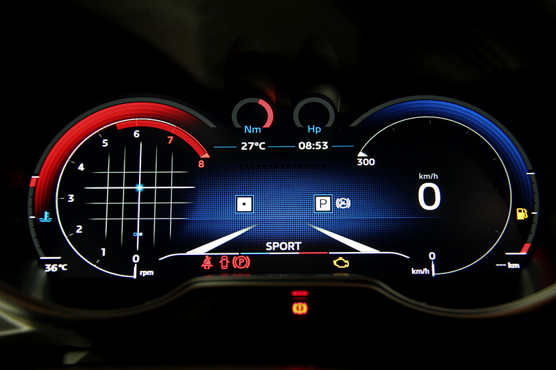 新型A110のフルカラーTFTメーター。走行モードとして「ノーマル」（左）、「スポーツ」（中）、「トラック」（右）の3種類を設定。モードによってスロットルレスポンス、ステアリングのアシスト、ギヤシフトスピード、ESCの設定を変更する