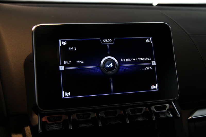 フロント（左）およびリア（右）の収納スペースなど