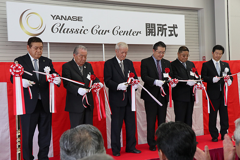 開所式の冒頭では来賓によるテープカットを実施