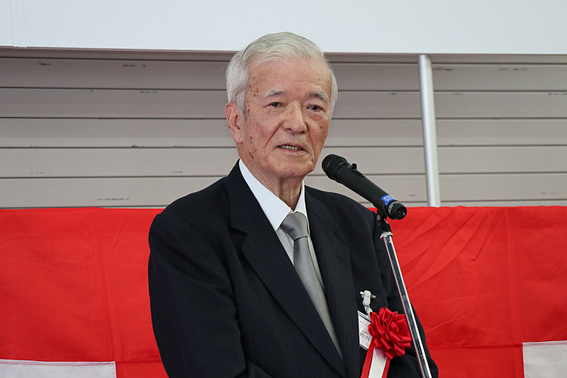 来賓として祝辞を述べた株式会社トノックス 代表取締役社長 殿内荘太郎氏。レストアを通じたヤナセと自社の関係を説明し、今後も協力していきたいと語った