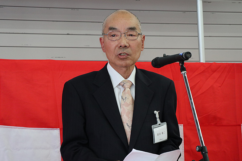 ヤナセのOBを代表して登壇した妻谷裕二氏。車内の輸送用にヤナセで初めてレストアした輸入車のエピソードなどを紹介