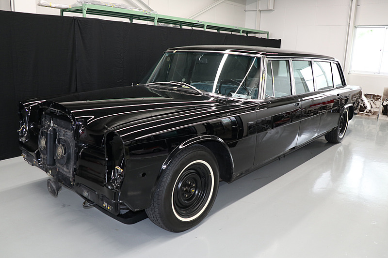 すでに整備作業中となっているこの車両は、1969年式のメルセデス・ベンツ W100 600 プルマン