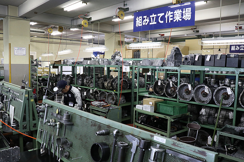 トランスミッションなどの修理を担当する「ユニット工場」。解説は株式会社ヤナセオートシステムズ サービス部 ユニットサービス課の芝崎広明氏が担当