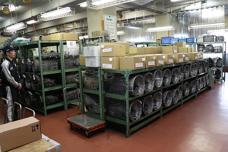 トランスミッションなどの修理を担当する「ユニット工場」。解説は株式会社ヤナセオートシステムズ サービス部 ユニットサービス課の芝崎広明氏が担当