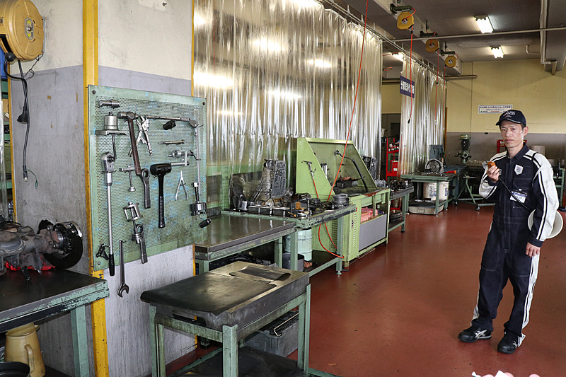 トランスミッションなどの修理を担当する「ユニット工場」。解説は株式会社ヤナセオートシステムズ サービス部 ユニットサービス課の芝崎広明氏が担当