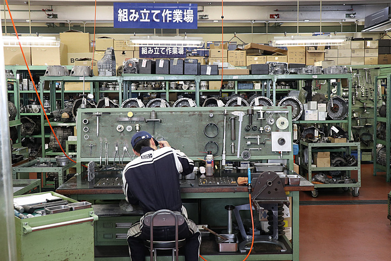 ATを分解整備する工程。迷路のように見えるのは、ATの油圧経路