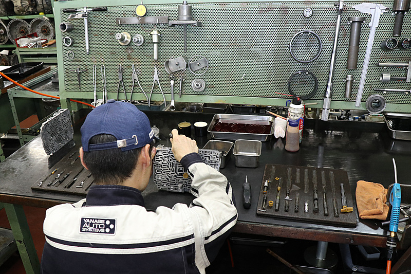 ATを分解整備する工程。迷路のように見えるのは、ATの油圧経路