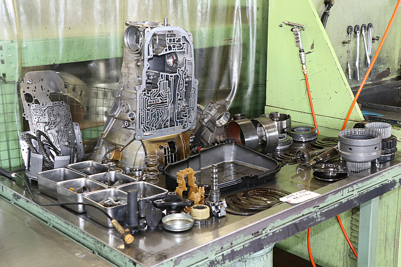 整備のために分解されたメルセデス・ベンツ 190EのAT