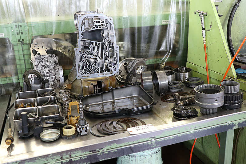 整備のために分解されたメルセデス・ベンツ 190EのAT