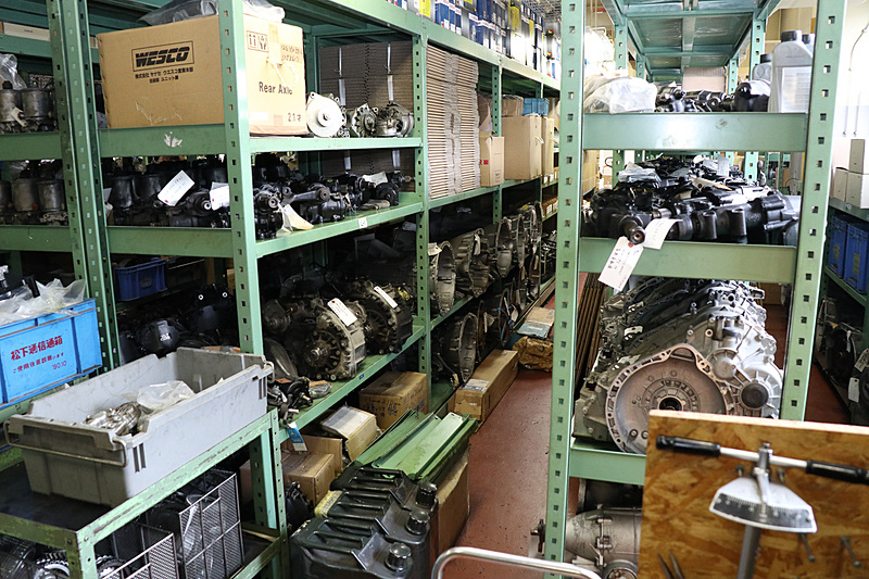 作業が完了したATなどは棚に並べて保管される