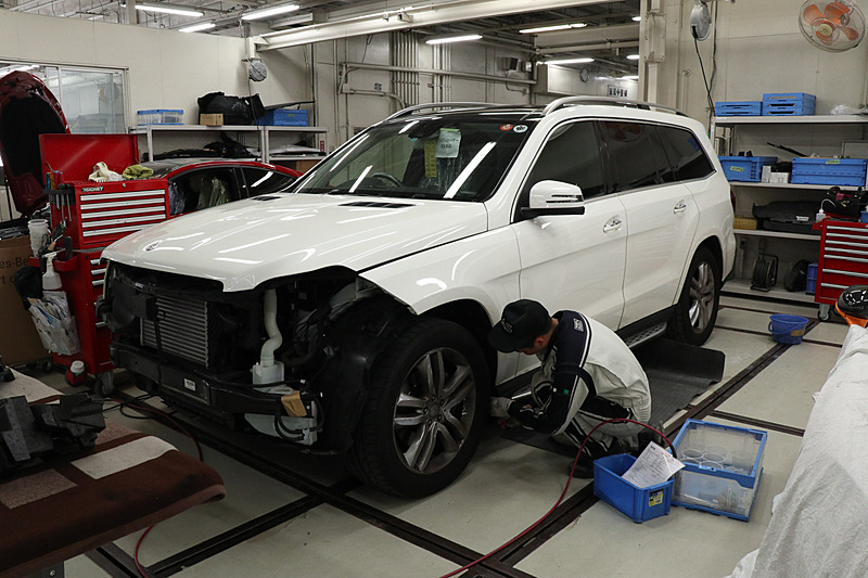 軽微な板金作業や、ボディを塗装するために不要なパーツの取り外し作業などが行なわれている