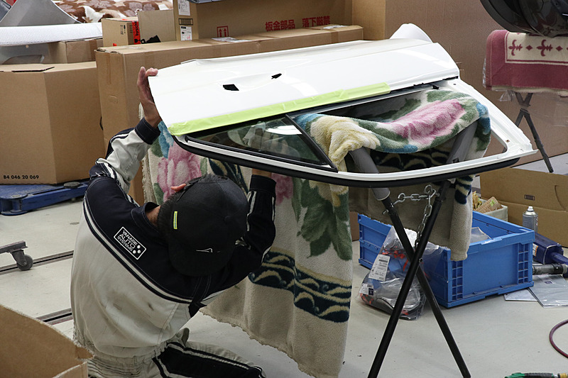 軽微な板金作業や、ボディを塗装するために不要なパーツの取り外し作業などが行なわれている