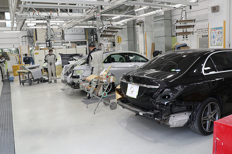 塗装ブースでは、塗料が付いてほしくない部分にマスキングを行なう