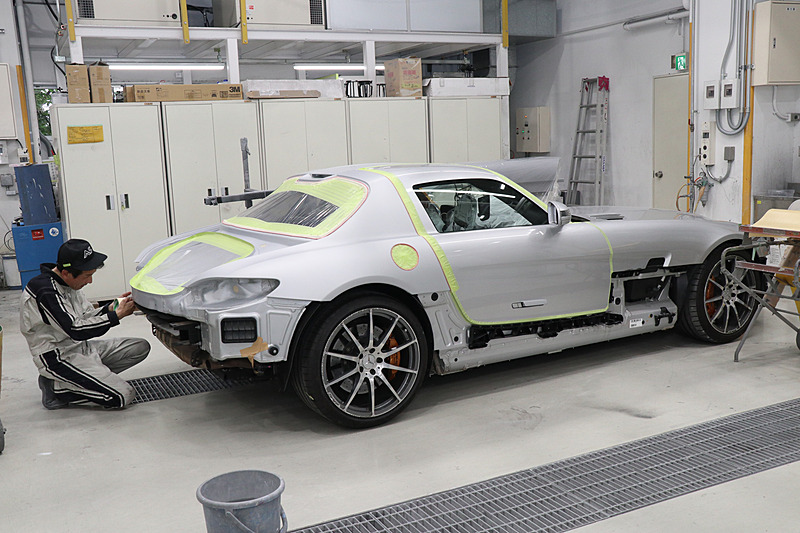 塗装ブースでは、塗料が付いてほしくない部分にマスキングを行なう