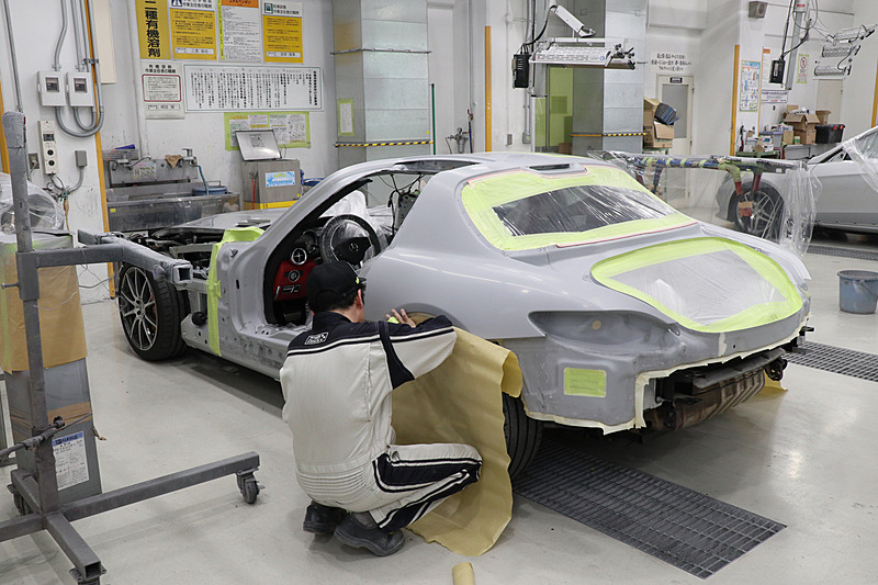 塗装ブースでは、塗料が付いてほしくない部分にマスキングを行なう