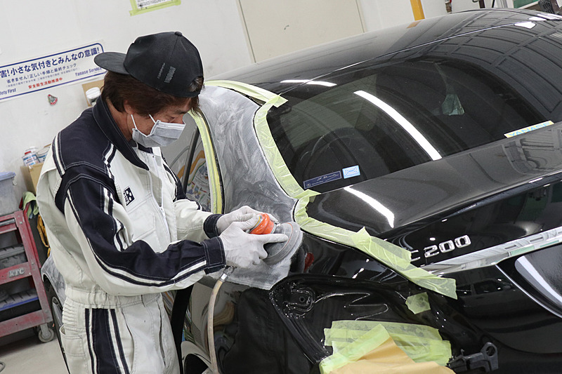 塗装前にボディに細かい凹凸を刻み、塗料が食いつきやすくする「足付け」工程