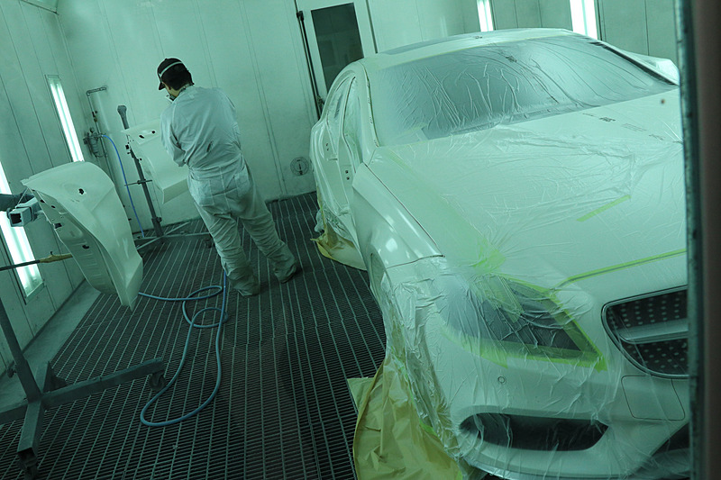 塗装ブース内で実際にドアパネルを塗装するシーン