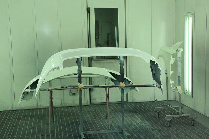 塗装ブースは温度設定が変更可能で、塗装されたパーツをそのまま内部で熱乾燥。80℃前後の温度で1～2時間乾燥させる