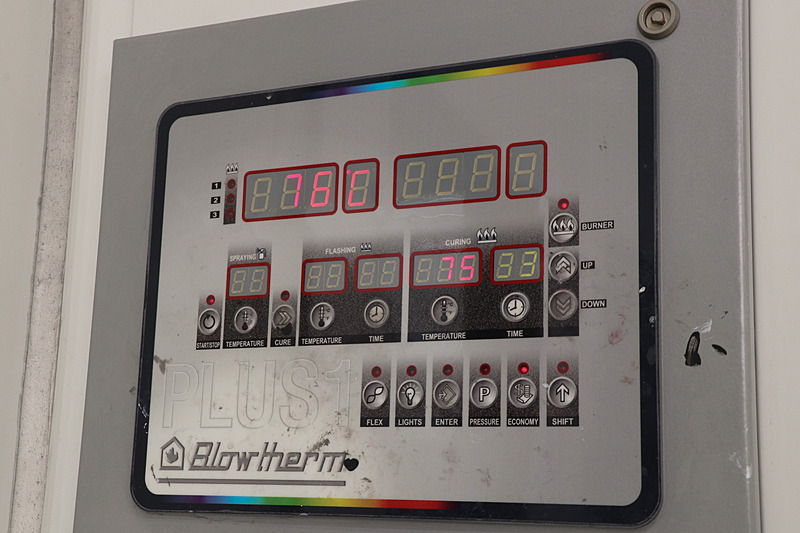 塗装ブースは温度設定が変更可能で、塗装されたパーツをそのまま内部で熱乾燥。80℃前後の温度で1～2時間乾燥させる