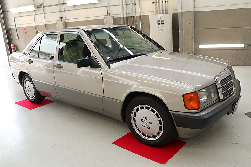 研磨後の車両の採取確認ブース。天井には蛍光灯やLEDなど3種類の光源を備え、異なる光を使ってボディのコンディションをチェック