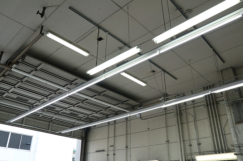 研磨後の車両の採取確認ブース。天井には蛍光灯やLEDなど3種類の光源を備え、異なる光を使ってボディのコンディションをチェック