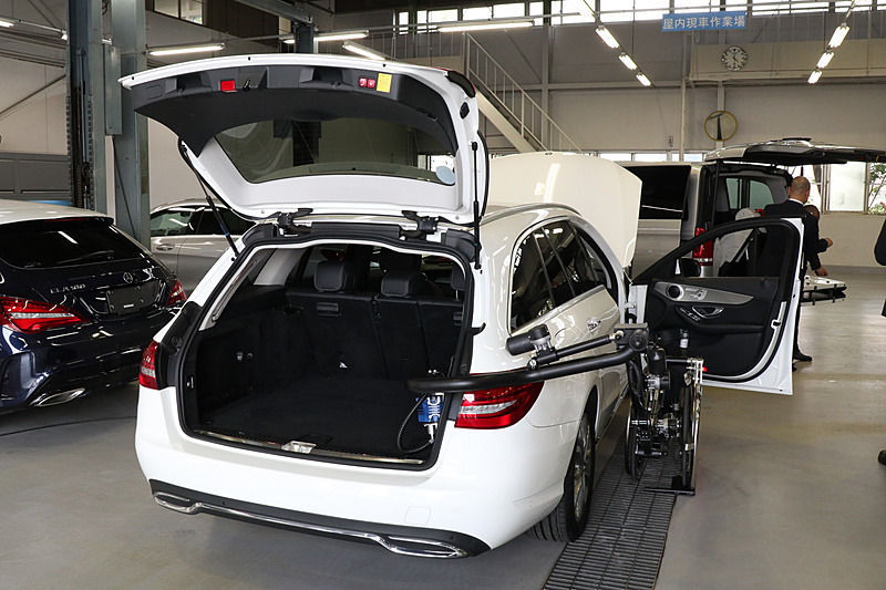 このほか、ヤナセ クラシックカー センターとは直接関係ないが、ヤナセオートシステムズが新たに取り組みを始めた福祉車両の解説も行なわれ、2台の車両を紹介。こちらはイスラエル製の「TMN R11」という車いす収納アームを備えた車両