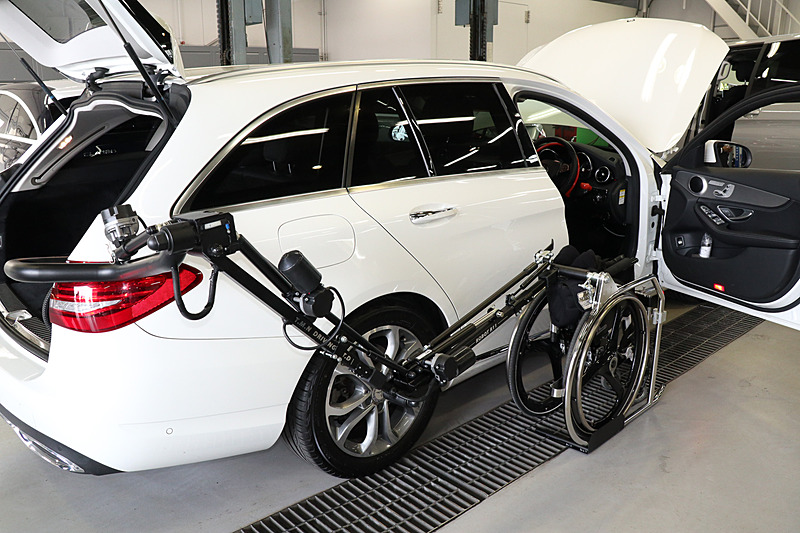 ラゲッジスペースの運転席側後方に設置されたモーターにより、ドライバーが運転席に移動した後に車いすを固定すると、アームが動いてラゲッジスペースに車いすを収納する